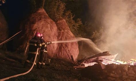 Foto Video Incendiu Izbucnit La O Gospod Rie Din Poiana Vadului Au