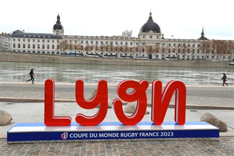 Lyon Des Lettres G Antes Ont Fait Leur Apparition Au Bord Du Rh Ne