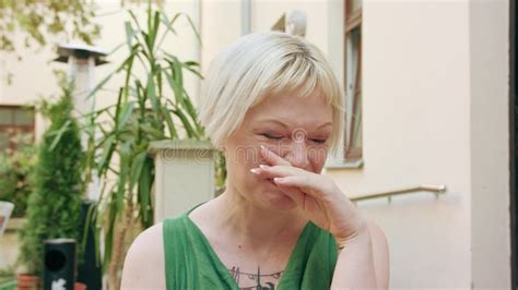 Jeune Femme Blonde S Asseyant En Dehors De Rire Clips Vid Os Vid O Du S Ance Acteur