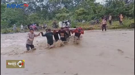 Logistik Pemilu Dibawa Sebrangi Derasnya Arus Sungai Di Luwu Utara