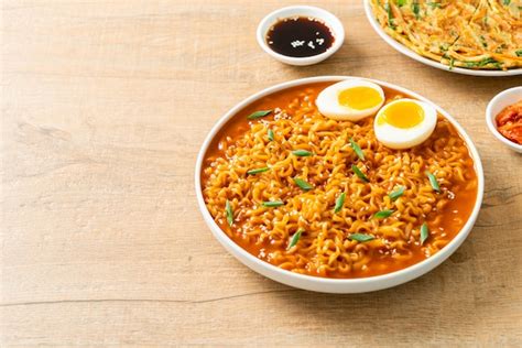 Premium Photo Ramyeon Or Korean Instant Noodles With Egg Korean