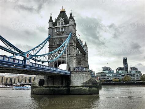 A view of Tower Bridge in London 13052286 Stock Photo at Vecteezy