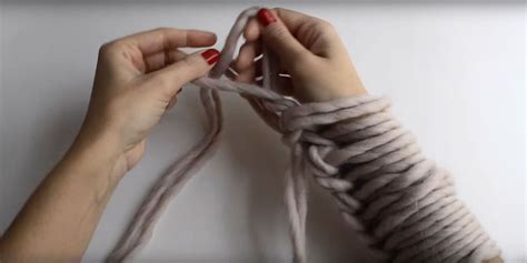 Cómo tejer con las manos o hacer arm knitting