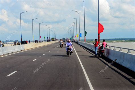 Los vehículos son vistos conducidos a través del puente multipropósito