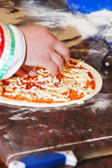 Queso Que Es Separado En La Salsa De Tomate En Base De La Pizza Foto De