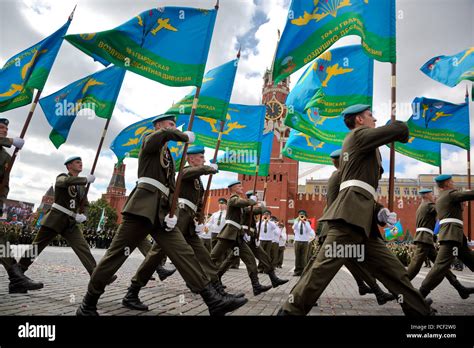 Russian paratroopers march during paratroopers hi-res stock photography ...