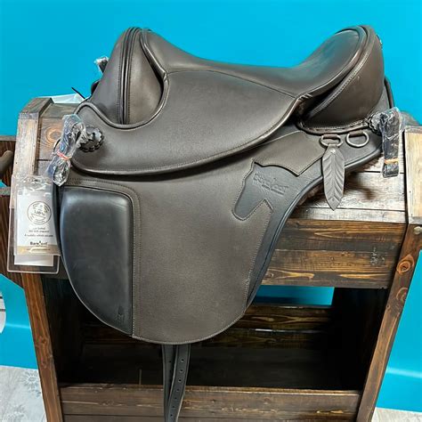 Barefoot Treeless Endurance Saddle A Bit Less Tack