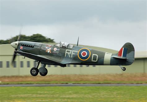 File:Spitfire mark5b ab910 of the bbmf arp.jpg - Wikipedia