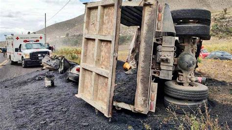 Camión de volteo aplasta un auto y deja un muerto en Tehuacán