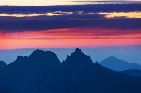 Puesta de sol escénica en las montañas otoño Foto Premium