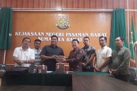 Kejari Pasaman Barat Terima Pengembalian Uang Suap RSUD