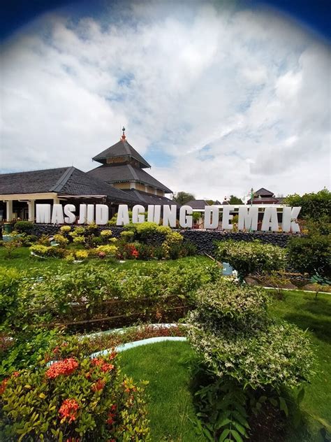 Masjid Agung Demak Wisata Bersejarah Simbol Kejayaan Kerajaan Demak