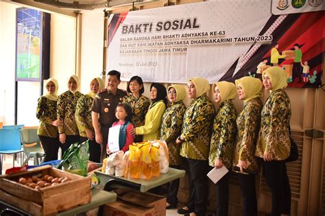 Peringati Hari Bhakti Adhyaksa Ke Kajati Jatim Gelar Bakti Sosial