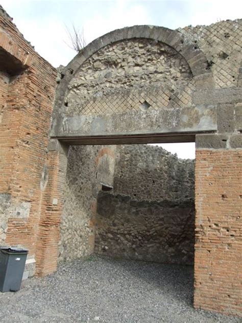 VII 9 12 Pompeii December 2007 Entrance Doorway Looking East