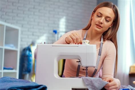 Joven Costurera Trabajando En Su M Quina De Coser En F Brica Textil