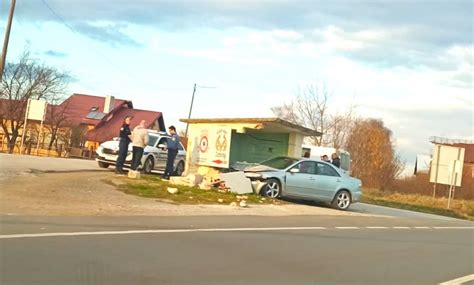 Foto Voza Automobila Zabio Se U Autobusno Stajali Te Kraj Ceste