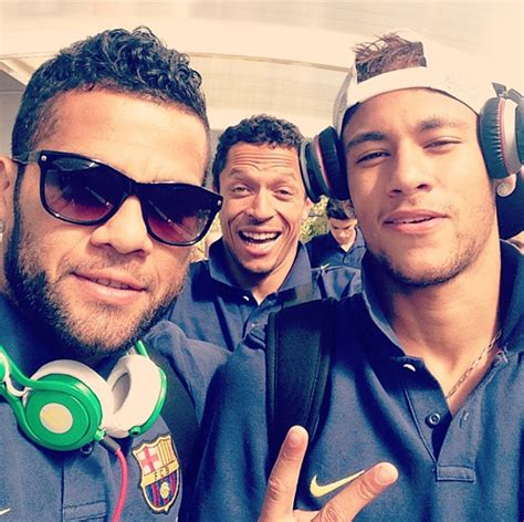 Inseparáveis Neymar Dani Alves e Adriano posam juntos antes de jogo