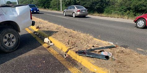 Pareja De Carniceros Se Salen De La Carretera Trans Stmica El