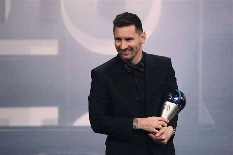 Messi Leva O Prêmio The Best De Melhor Jogador Do Mundo De 2022 Folha Pe