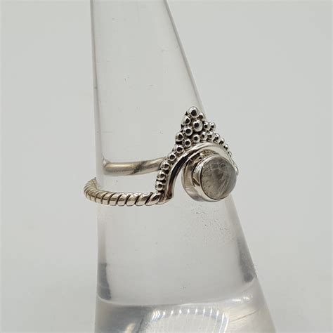 Zilveren Ring Met Kleine Ronde Cabochon Geslepen Maansteen Zilveren