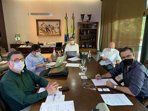 Governador Camilo Santana e Comitê de Saúde em reunião técnica para a