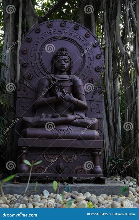 Estatua De Monumentos Budistas De Budha En La Escala De Sanchi Saachi