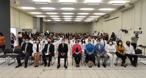 Llevan a cabo ceremonia de graduación para egresados de Medicina