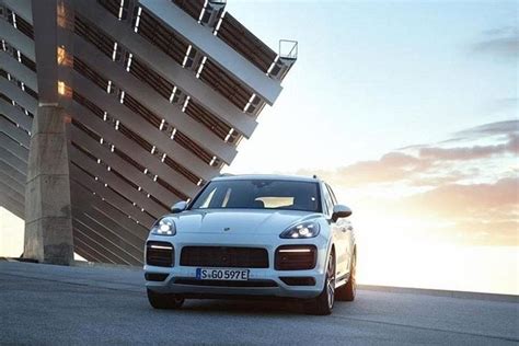 Porsche Cayenne E-Hybrid Debuts with Impressive Performance Ratings