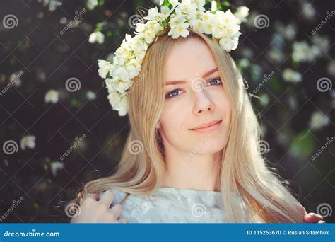 La Jeune Fille Modeste Attirante Avec La Blonde Avec Des Fleurs De