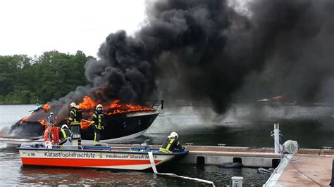 NonstopNews Yacht gerät in Hafen an der Müritz in Brand Flammen