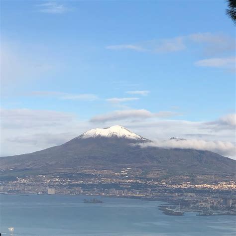 Maltempo E Freddo A Napoli E Provincia Il Vesuvio Imbiancato Dalla