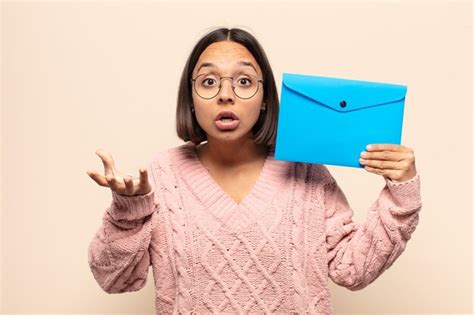Joven Latina Boquiabierta Y Asombrada Consternada Y At Nita Con Una Sorpresa Incre Ble Foto