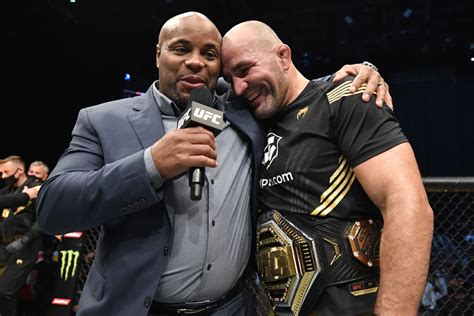 Glover Teixeira becomes UFC light-heavyweight champion at UFC 267