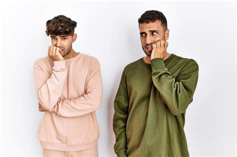 Joven Pareja Gay De Pie Sobre Un Fondo Blanco Aislado Que Parece Estresado Y Nervioso Con Las