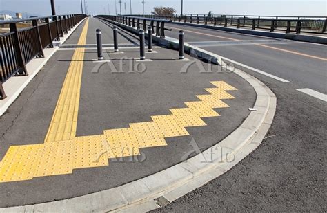 歩道の点字ブロック [22789367]の写真素材 アフロ