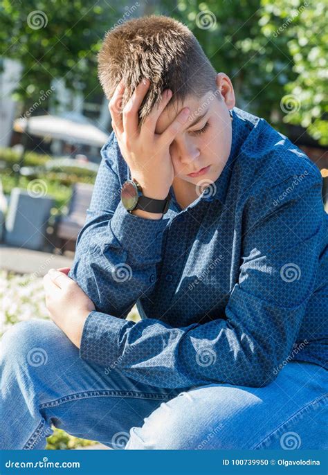 Adolescente Triste Che Si Siede Sulla Via Fotografia Stock Immagine