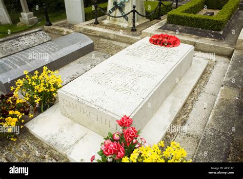 Sir winston churchill grave hi-res stock photography and images - Alamy