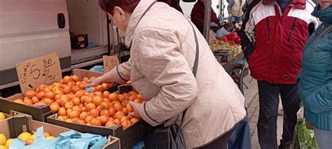 Ceny owoców i warzyw na targowisku w Jędrzejowie Ile kosztowały w