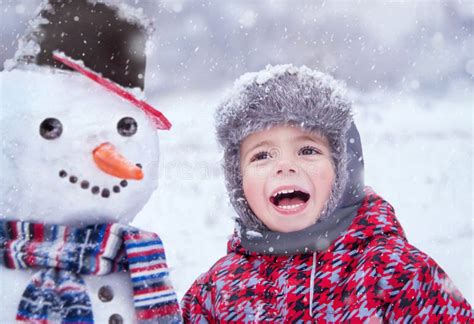 Niño Feliz Divirtiéndose Y Jugando Con Hombres De Nieve En Invierno Día