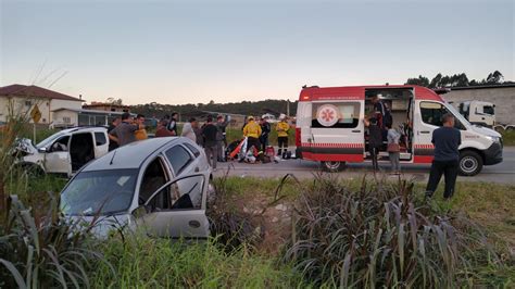 V Deo Carros Batem De Frente E Mulher Socorrida Em Estado Grave Na