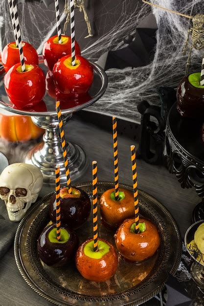 Mesa Con Manzanas De Caramelo De Colores Para La Fiesta De Halloween