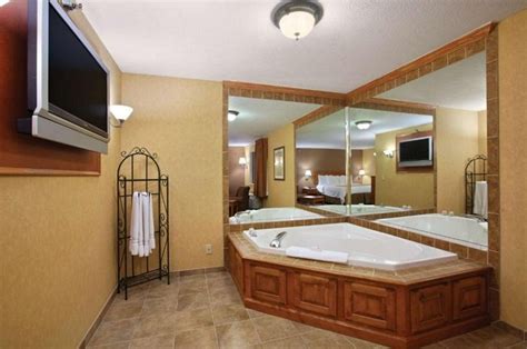 7 Canton Hotels With Hot Tub In Room or Jacuzzi Suites