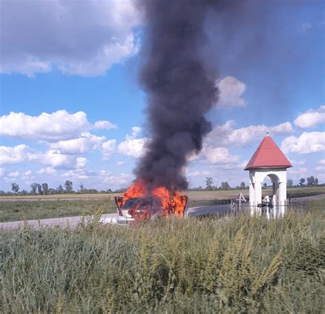 O mașină a luat foc după ce s a ciocnit cu un alt autoturism pe un