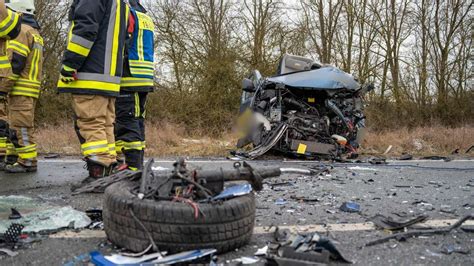 Tödlicher Unfall auf B 470 bei Höchstadt Fahrer 26 stirbt