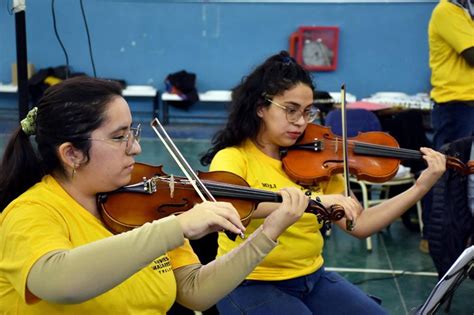 La orquesta Chazarreta de Trelew se presentó en la Escuela 196