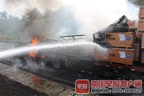 半挂车广西高速上突爆胎燃起大火，车上价值数百万元电梯被烧毁 南国早报网 广西主流都市新闻门户