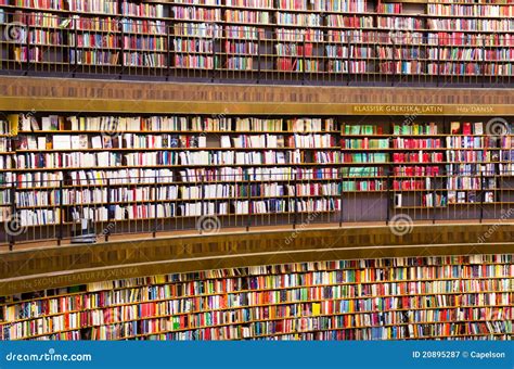 Bücher Auf Bücherregalen in Einer Bibliothek Stockbild Bild von