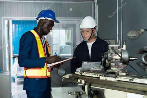 Ingeniero Industrial Afroamericano Utiliza Portapapeles Para Asesorar A