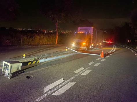 嚇死人！台中貨車司機睡著了 衝分隔島撞斷路燈桿 臺中市 自由時報電子報