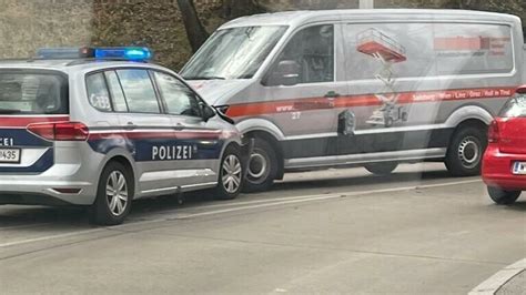 In Gegenverkehr Gerast Wiener Polizei Rammt Klein Lkw Bei